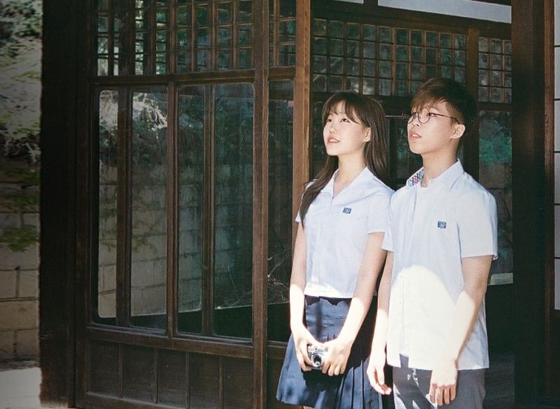 ▲「天然系全創作兄妹檔」AKMU樂童音樂家睽違兩年回歸樂壇，新專輯【思春記 上】選在妹妹SUHYUN李素賢生日（4日）發表雙主打曲《RE-BYE》。（圖／華納音樂提供，2016.5.5）