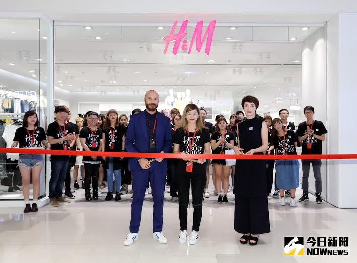 ▲品牌台灣、香港及澳門銷售經理Alessandro Picardi、台灣區域經理李珺及高雄大魯閣草衙道店長李禹璇為H&M高雄大魯閣草衙道店剪綵。（圖／公關提供）