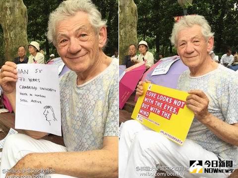 ▲伊恩麥克連在「相親角」宣傳自己。（圖／翻攝英國大使館文化教育處微博，2016.06.11）