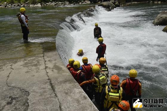 ▲縣府消防局在水里鄉水里溪上游辦理消防人員急流救援訓練。