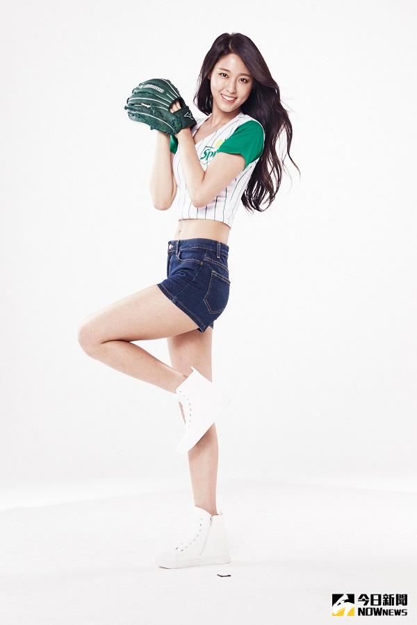 ▲雪炫S型曲線性感無敵。（圖／翻攝自K-pop 流行韓國音樂臉書）