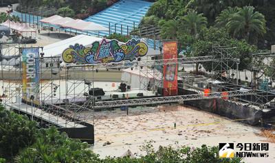 新北市八仙樂園27日晚間舉辦「彩虹趴」起火，導致助燃性粉塵爆炸，已有超過500為民眾在爆炸中受傷，圖為28日高處鳥瞰爆炸現場，滿地都是民眾倉皇逃命留下的拖鞋。中央社記者王飛華攝 104年6月28日