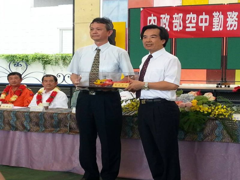空勤總隊主任秘書鄭榮豐與育德工家張榮修校長共同主持直升機捐贈式。