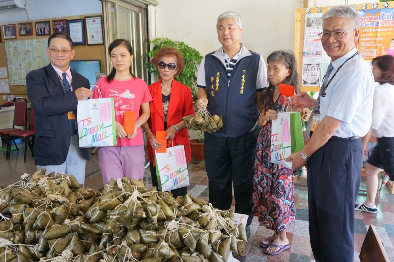 ▲端午送愛!台南紡織、南紡購物中心贈粽關懷弱勢。
