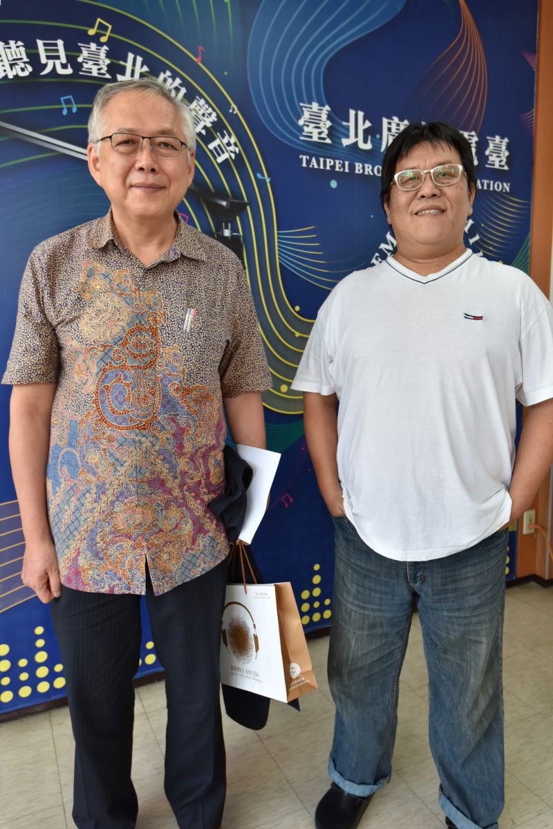 ▲馬超彥秘書長（左）與上班族放輕鬆主持人秦浩（右）合影。（圖／臺北電臺提供）