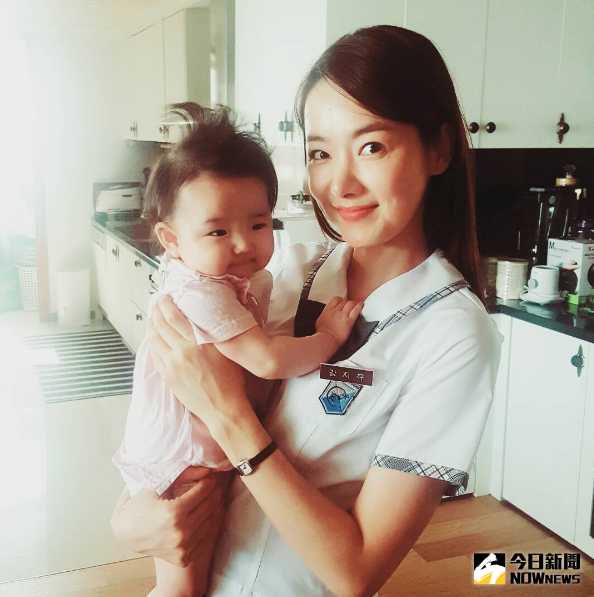 ▲蘇怡賢穿著高中制服抱著女兒夏恩合照。（圖／翻攝自蘇怡賢）