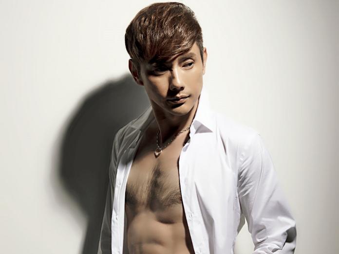 ▲包偉銘秀出毛茸茸胸肌。（圖／東聲唱片提供，2016.06.29）