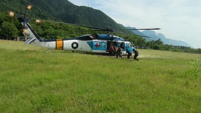 ▲師大助教賴俊祥奇萊墜谷罹難，空軍29日派出S-70C海鷗直升機運送遺體下山。（圖／國防部提供.2016.6.29）