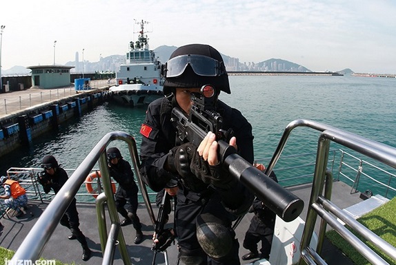 駐香港部隊特戰隊員在海空聯合演練中進行臨檢拿捕行動。