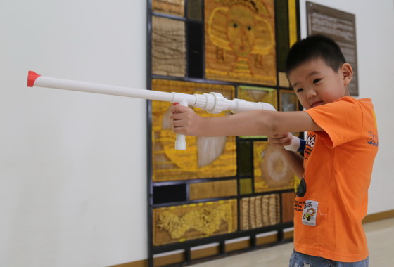 ▲運用空氣能量製作出好玩又有趣的風來砲，以及空氣水管槍，讓孩童培養追求真相的科學精神。〈圖／葫蘆墩文化中心提供〉