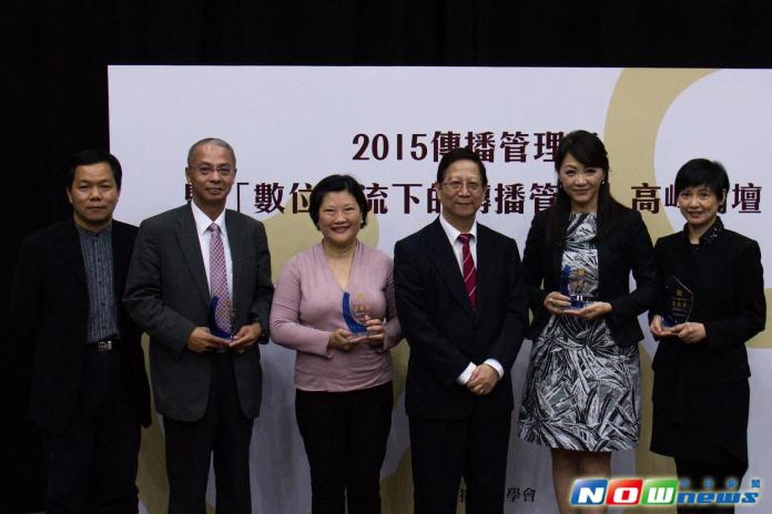 ▲2015傳播管理獎得獎人 \\(右一詹怡宜、右二劉麗惠、左二王宗弘、左三倪蓓蓓\\) 與彭懷恩教授\\(右三\\)及賴祥蔚理事長\\(左一\\)合照。（圖／中華傳播管理學會官網）