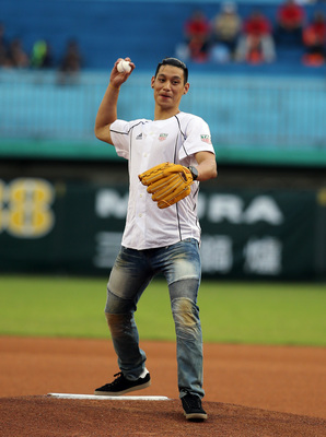 中華職棒16日在新竹球場進行Lamigo桃猿與統一7-ELEVEn獅隊的賽事，賽前邀請美國職籃（NBA）台裔球星林書豪（圖）擔任開球嘉賓。中央社記者張新偉攝　105年6月16日