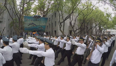 軍人踢正步的英姿是多數國人的記憶，「五年級上凱道踢正步」活動如火如荼練習，陸軍官校專科班校友也投入，凸顯老兵依然有軍人魂與榮譽感。（陳家雄提供）中央社記者黃旭昇新北市傳真  105年5月26日