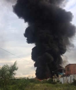 ▲高雄市大社一個垃圾回收場發生大火，冒出黑煙直竄天際。（圖／翻攝自爆料公社）