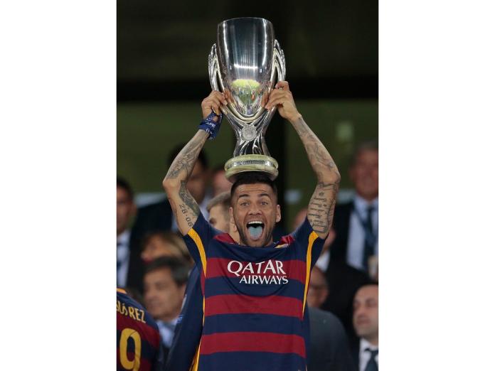 除了場上技巧精湛之外，Dani Alves愛搞笑的個性也令他深受巴薩球迷愛戴。（圖／美聯社／達志影像）