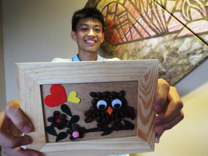 ▲學生在十三行DIY有香味的「 Cafe豆創意拼貼」。（圖／十三行博物館提供）