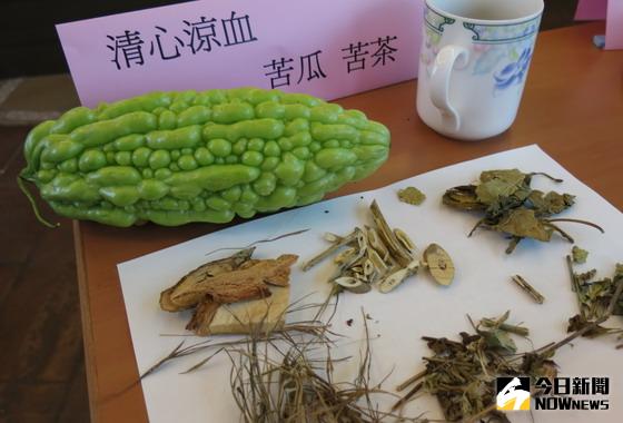 ▲林煥欽中醫師建議民眾夏天養生宜涼補身子，可適當補充水分、吃一些苦瓜、苦茶等苦味的食物。〈圖／豐原醫院提供〉