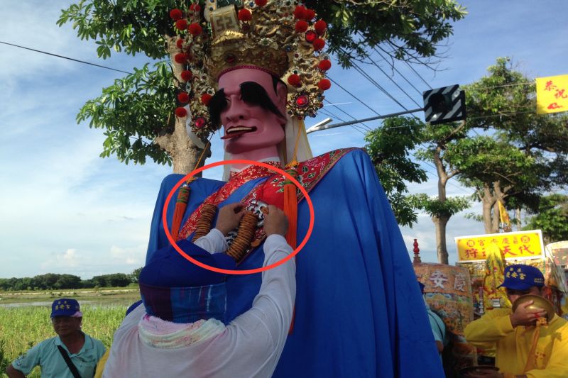 ▲西港慶安宮七爺八爺是信眾解運祈福專找的神明，其中七爺胸前掛的平安餅是小朋友最愛，吃平安兼保佑健康。（圖／黃芳祿攝）