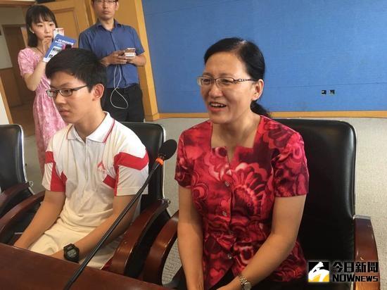 周展平與媽媽周展平與媽媽。