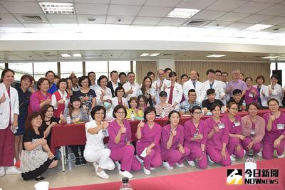 亞東醫院22日舉辦「八仙塵爆事件週年感恩茶會」，8位八仙塵爆傷者在家人的陪伴下共同出席，又哭又笑一起分享感恩心情。（亞東醫院提供）中央社記者王鴻國傳真　105年6月22日