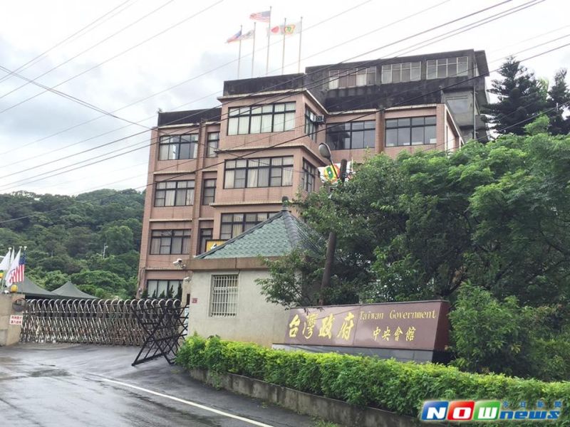 ▲台灣民政府成員洪素珠辱罵老榮民，引發公憤，使得洪素珠與台灣民政府成為全民公敵，位於桃園龜山區的台灣民政府「中央會館」大門深鎖，門窗都緊閉，深怕遭到民眾抗議。（圖／記者呂炯昌攝影.2016.6.13）