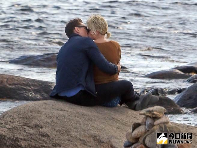 ▲「洛基」湯姆希德斯頓（左）激吻泰勒絲。（圖／擷自太陽報，20163.06.16）