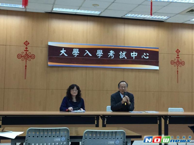 ▲大學考試入學中心沈副主任(右1)，及黃璀娟處長(左1)，於今(18)日上午說明105學測成績數據資料。（圖／記者李采妮攝，2016.02.18）