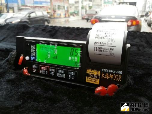 ▲圖說: 台中市計程車9月1日起更換新式計費表，可自動列印收據功能。