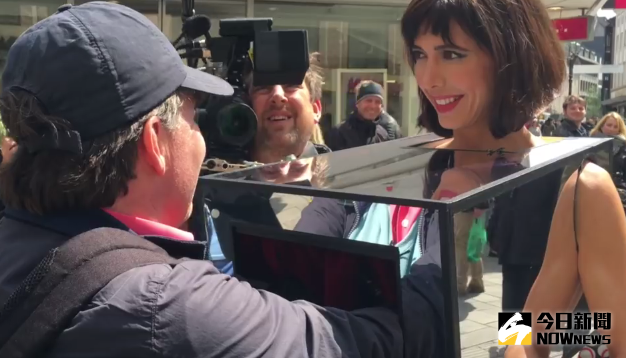 ▲莫雷為了表達女性權利及性自主權，決定讓路人摸她的胸部和下體。（圖／翻攝自YoutTube）