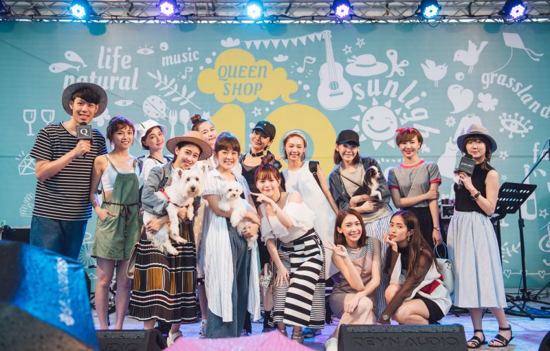 ▲活動主持人馬克（左起）、PiA吳蓓雅、謝琦琦、唐葳、Tomo、林彥君、Kirby允嵐、可青、淋雨、正方形、小牛Mo、Tequila、小5、主持人瑪麗力挺公益。（圖／QUEEN SHOP提供，2016.06.18）