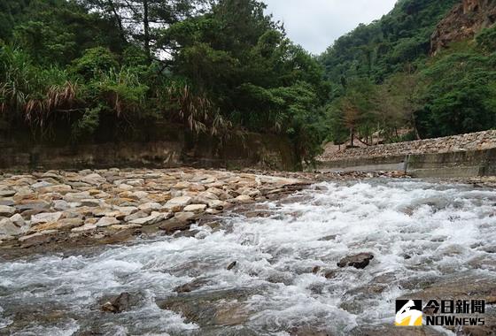 ▲東勢林區管理處在橫流溪設置國內首座「粗石斜曲面」魚道，設計理念較接近自然河川，對生態環境的衝擊最小。〈圖／記者黃玿琮攝〉