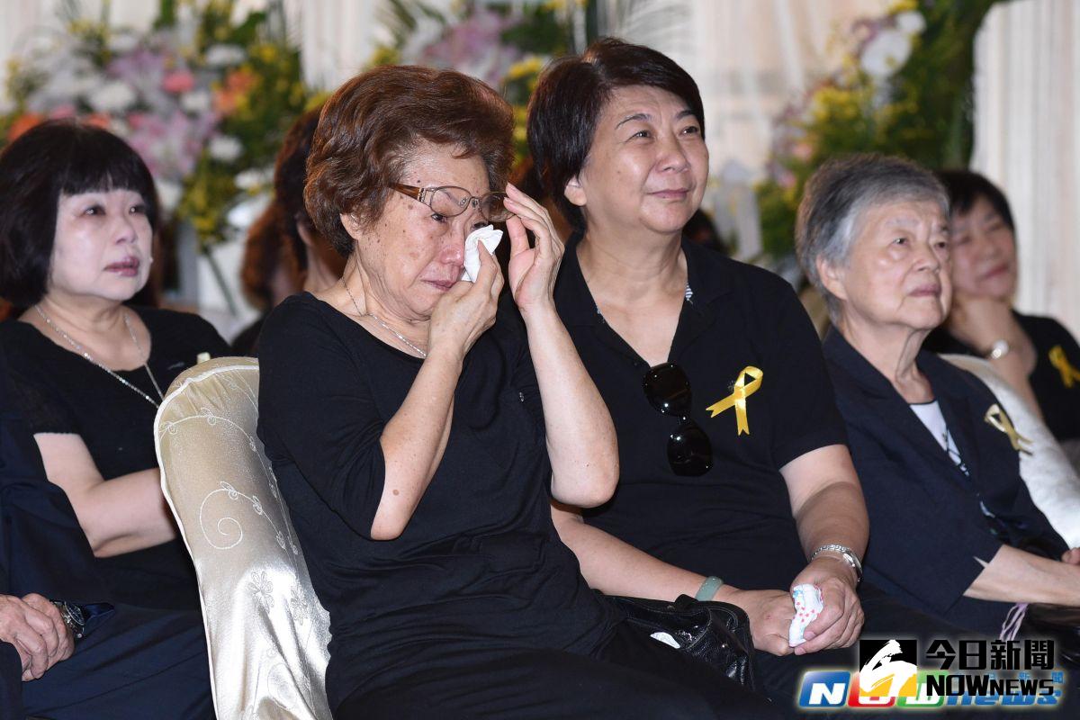 ▲遺孀張秀芳出席王瑞告別式 。（圖／記者林柏年攝，2016.06.26）