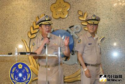 海軍司令黃曙光（左）與政戰主任蔡鴻圖（右），27日晚間在台北召開記者會，說明海軍陸戰隊士兵虐狗案懲處名單。中央社記者徐肇昌攝　105年6月27日