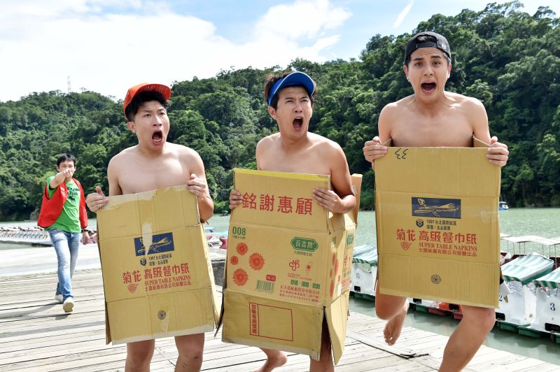 ▲張立東（左起）、顏永烈、曾子余主持拚勝負，玩裸泳慘遭驅離。（圖／TVBS提供，2016.06.20）