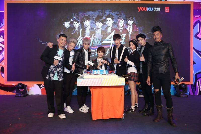 ▲金寶三（左起）、明杰、子閎、曾沛慈、宏正、文雨非、偉晉和那維勳一同慶祝《終極》系列10周年。（圖／優酷提供，2016.06.23）