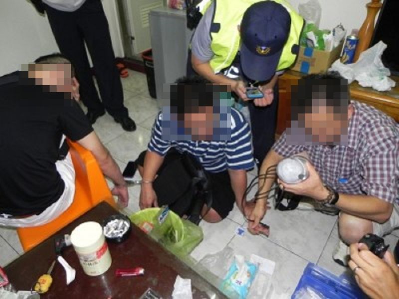 ▲7毒蟲於大樓內分裝毒品　百萬元海洛因全遭查獲