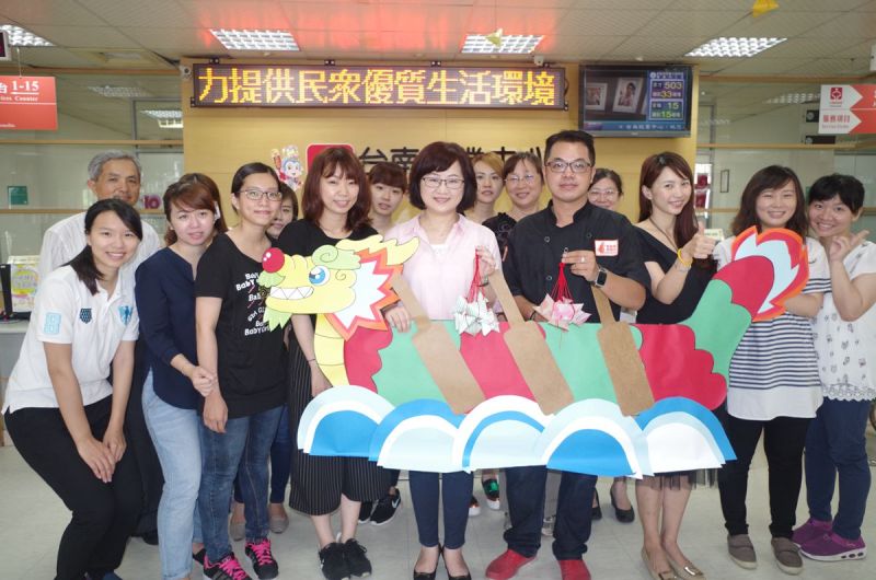 ▲台南就業中心代理人任林佳玟(左五)及食香客雞會站餐飲國際事業戴廷憲執行長(右四)共同為求職人分享創業歷程。
