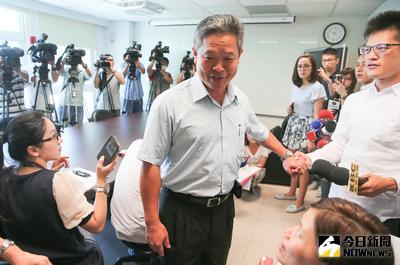 台北市體育局因停車場管理疏失案遭調查，局長洪嘉文（前中）20日上午接受媒體採訪，對同仁受到懲處感到不捨，他表示要為整個事件負起所有責任，這是他辭職的心境。中央社記者謝佳璋攝  105年6月20日