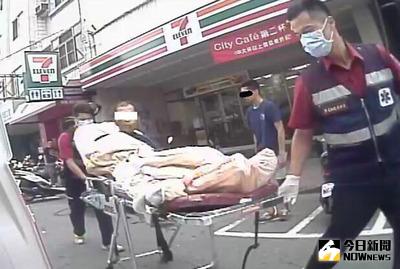 58歲陳姓男子（左2）因排便失控，7日中午當街便溺，被32歲的兒子連甩5巴掌，由民眾報警送辦，隨後由消防人員將他送醫觀察。（民眾提供）中央社記者江俊亮傳真 105年5月7日