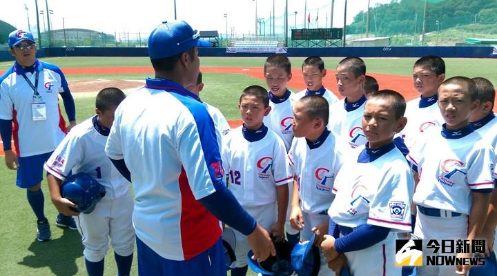 ▲中華少棒隊教練團賽前提醒選手。（圖／中華棒協提供）