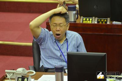 台北市長柯文哲7日出席台北市議會市政總質詢，可能最近公事繁忙，在座位上顯露疲態，不時打著哈欠。中央社記者孫仲達攝 105年6月7日
