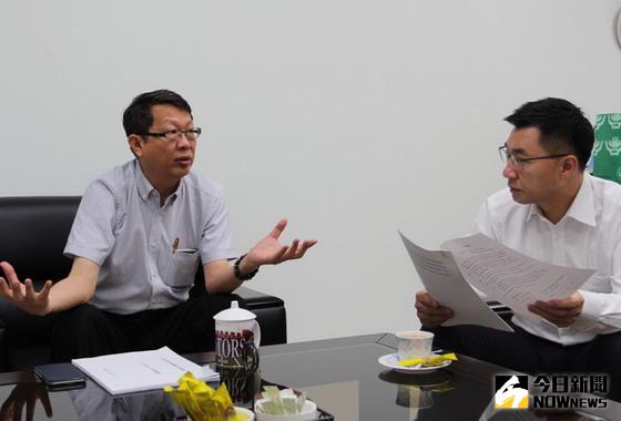 ▲立委江啟臣（右）拜訪農委會種苗改良繁殖場，場長楊佐琦承諾將分享場區土地供學生實作，並提供技術上的支援。〈圖／記者黃玿琮攝〉