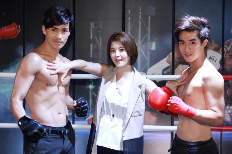 ▲Gino（左）和李博翔上演拳擊賽，請來王樂妍（中）幫忙塗抹嬰兒油。（圖／民視提供，2016.06.27）