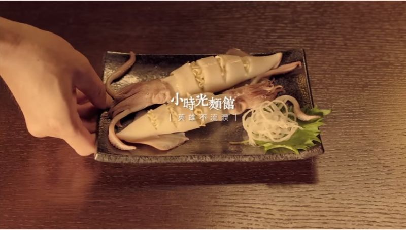 ▲「英雄不流淚」包裹在魷魚裡的，是十倍嗆辣的牛肉麵，沒有英雄吃完不流淚。（圖／公關照片）