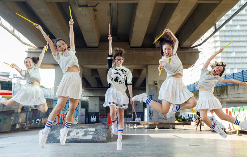 ▲羅小白（中）拍攝《UUU》MV引進全球最新「鼓棒健身舞」。（圖／上行娛樂提供，2016.06.16）