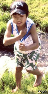 上個月底被父母丟在山林的北海道7歲男童田野岡大和（Yamato Tanooka），3日早上在北海道鹿部町的自衛隊練習場廳舍被發現。（共同社提供）中央社 105年6月3日
