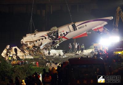 復航失事 吊掛機身 復興航空班機4日墜落基隆河空難，大型機具進駐，將機身和尾吊掛上岸。中央社記者郭日曉攝 104年2月5日
