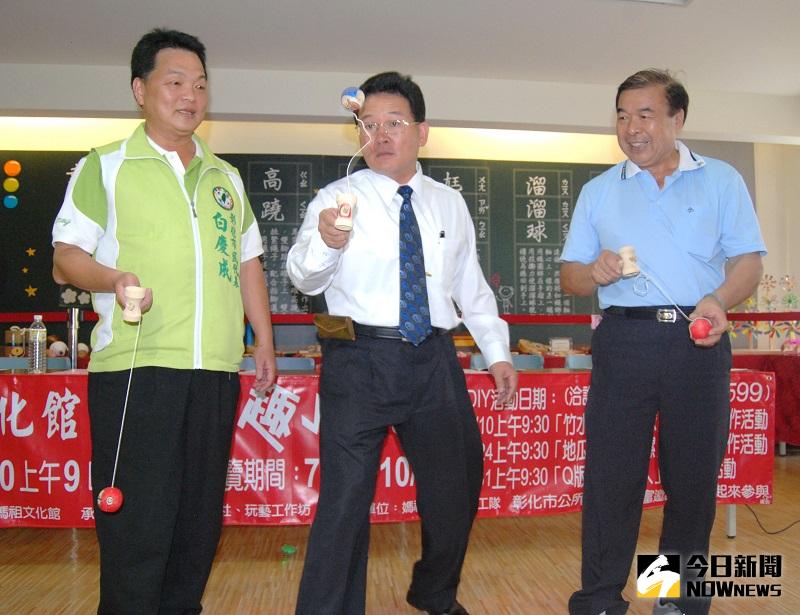 ▲彰化市長邱建富童心未泯玩童玩。（圖／記者鄧富珍攝）