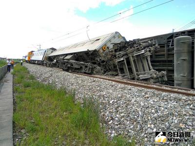 台鐵307次新左營到花蓮的自強號列車，22日在下午在花蓮富源到光復間出軌翻覆，有3節車廂衝出軌道翻覆、2名乘客受傷，台鐵路線中斷。（民眾提供）中央社記者李先鳳傳真  105年6月22日