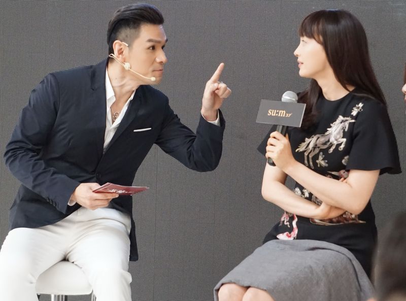 ▲Kevin近距離研究李奈映（右）的膚質。（圖／公關照，2016.06.01）